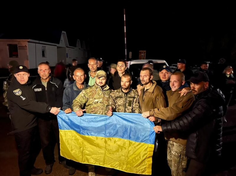 烏克蘭今天宣布換回215名戰俘，人數為俄羅斯2月開戰以來最多。（圖取自facebook.com/mvs.gov.ua）