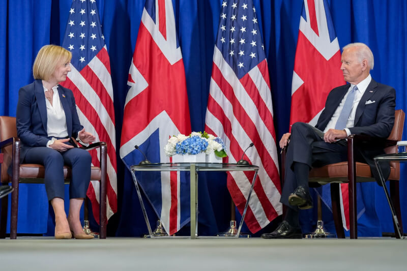 美國總統拜登（右）與英國首相特拉斯（左）22日會面，討論北愛及烏克蘭問題。（圖取自facebook.com/POTUS）
