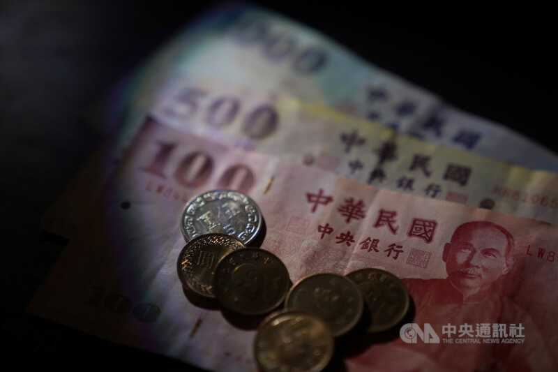 台北外匯市場新台幣兌美元22日早盤一度失守31.6元。（中央社檔案照片）