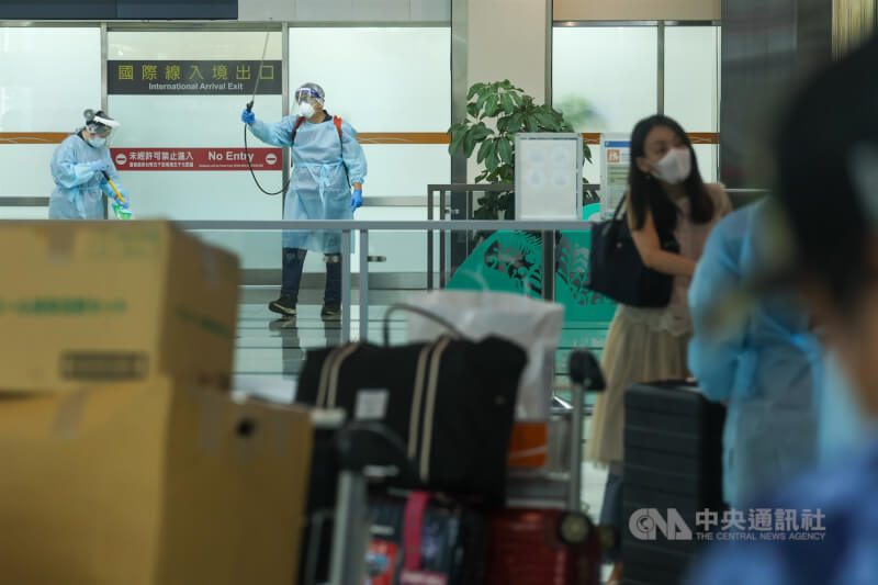行政院長蘇貞昌表示，入境「0+7」制度預計10月13日上路。圖為台北松山機場國際線入境大廳，旅客入站後清潔人員隨即消毒。（中央社檔案照片）