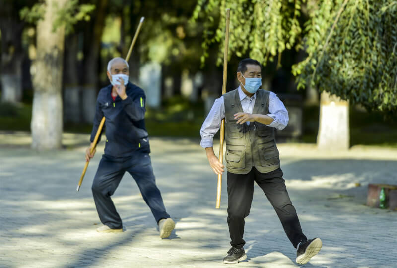圖為新疆烏魯木齊民眾在公園鍛鍊身體。（中新社）