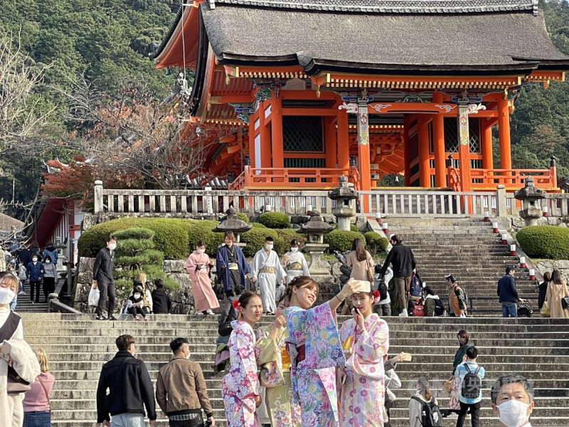 日本10月11日起鬆綁邊境，開放自由行。圖為遊客在京都清水寺拍照。（中央社檔案照片）