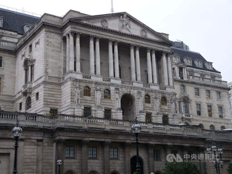 英國中央銀行22日再升息2碼對抗通膨。圖為英國央行外觀。（中央社檔案照片）