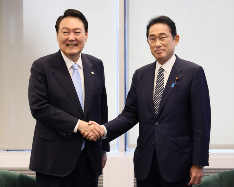 圖為韓國總統尹錫悅（左）與日本首相岸田文雄（右）去年9月在美國會面。（共同社）