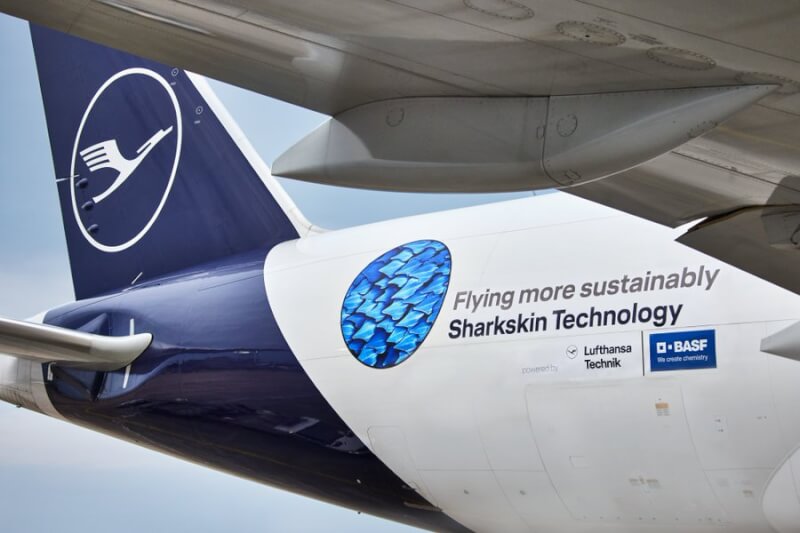 哈佛大學公布大公司的「漂綠」行為，包括德國漢莎航空公司把飛機融入鯊魚身體，凸顯1種模仿鯊魚皮特性的塗層能讓飛機順應氣流，減少燃料消耗。（圖取自twitter.com/LHTechnik）