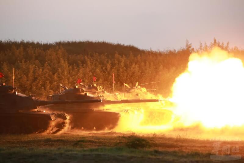 澎湖防衛指揮部22日執行「鎮疆操演」。圖為M60A3戰車同時對海上目標射擊。（軍聞社提供）