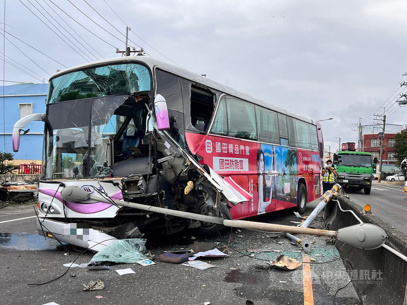 1輛開往恆春墾丁的客運23日下午行經台17線屏東縣佳冬路段時，疑似為了閃狗撞上分隔島，導致車頭毀損嚴重，所幸全車僅2人皆輕傷無礙。中央社記者李卉婷攝 111年9月23日