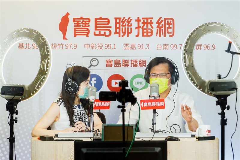 民進黨新北市長參選人林佳龍(右)23日上午接受寶島聯播網「新聞放鞭炮」廣播專訪,左為主持人周玉蔻。(林佳龍競選辦公室提供)中央社記者高華謙攝 111年9月23日