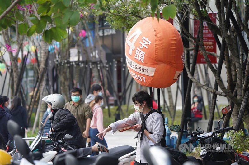 圖為民眾背上建案廣告氣球在街頭宣傳。（中央社檔案照片）