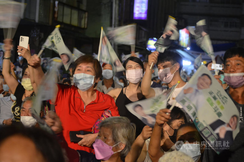 民進黨雲林縣長參選人劉建國與斗南鎮長參選人高明達聯合競選總部成立大會23日晚間舉行，大批支持者湧入會場，熱情搖旗高喊當選口號，場面熱絡。中央社記者蔡智明攝  111年9月23日