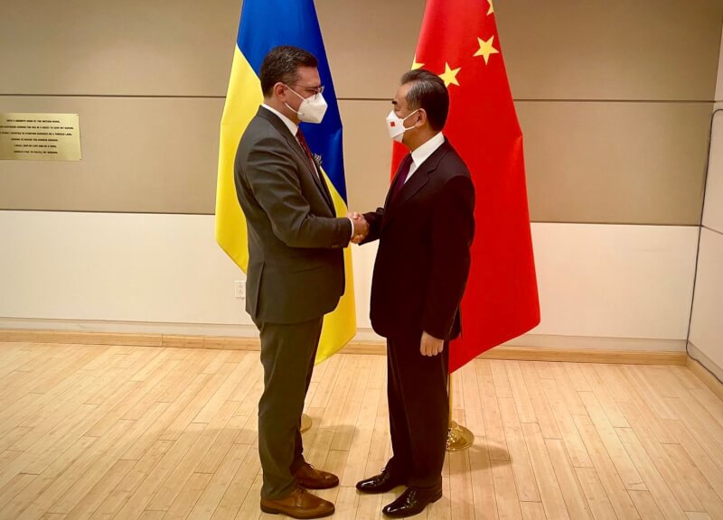 烏克蘭外交部長庫列巴（左）23日指出，中國外交部長王毅（右）向他表示中國尊重烏克蘭的主權和領土完整。（圖取自twitter.com/DmytroKuleba）