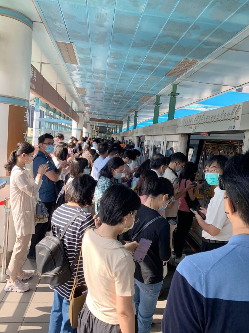 北捷文湖線23日六張犁站到麟光站間列車異常，南京復興站到麟光站暫停營運。圖為民眾在月台上等候。（民眾提供）