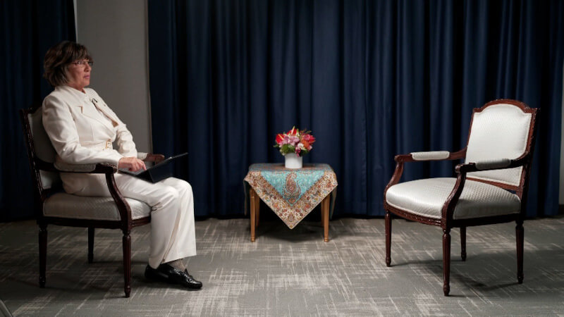 效力美國媒體、有伊朗血統的資深記者艾曼普22日說，伊朗總統萊希堅持要她戴頭巾才肯受訪，專訪因此告吹。圖為沒戴頭巾的艾曼普坐在一張本應留給萊希的空椅子對面。（圖取自twitter.com/amanpour）