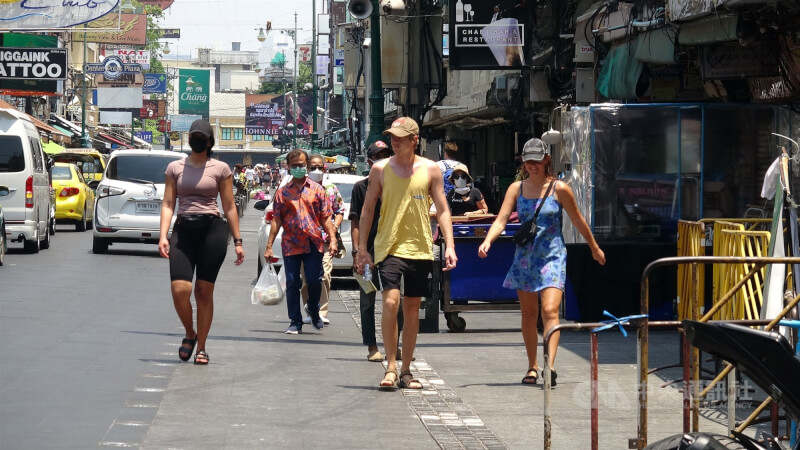圖為4月13日外國觀光客在泰國考山路商圈逛街。（中央社檔案照片）