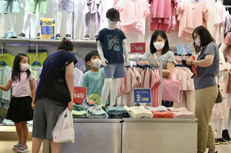 香港业者23日指出，香港当前面对的最大敌人是经济危机，不是病毒危机。图为香港民众在商场购物。（中新社）