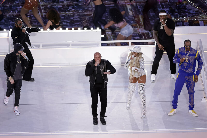 圖為饒舌歌手阿姆（左起）、肯卓克拉瑪、Dr. Dre、嘻哈靈魂樂天后瑪麗布萊姬、饒舌歌手五角及史奴比狗狗2月2日在超級盃中場秀表演。（美聯社）