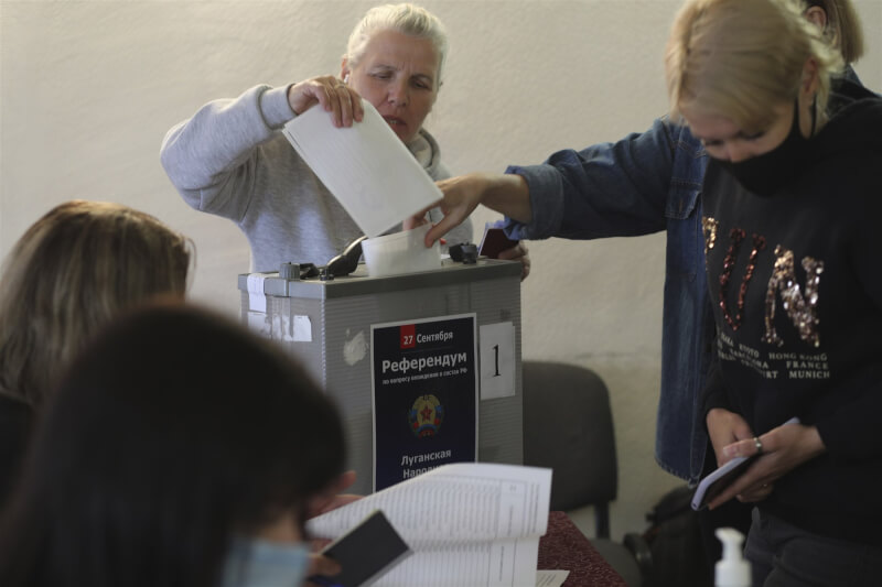 在俄羅斯掌控下的4個烏克蘭地區23日開始公民投票，決定是否加入俄羅斯聯邦。圖為23日盧甘斯克州公民在俄羅斯伏爾加格勒臨時住宿設施投票。（美聯社）