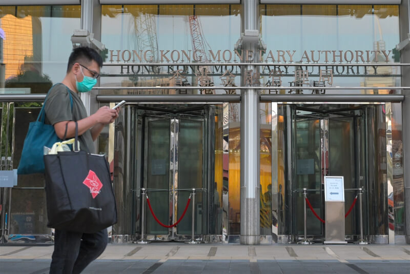 英國Z/Yen集團與中國（深圳）綜合發展研究院公布最新一期全球金融中心指數，香港由第3位跌至第4位，新加坡則由第6位升至第3位取代香港。圖為香港金融管理局。（中新社）