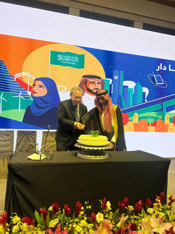 外交部常務次長俞大㵢（左）與「沙烏地阿拉伯駐台商務辦事處」艾德爾（Adel Fahad A. Althaidi）代表（右），攜手為沙國建國92週年國慶切下祝福蛋糕。（外交部提供）中央社記者黃雅詩傳真 111年9月23日