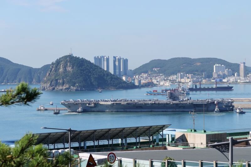 美國航空母艦雷根號23日停靠在韓國釜山的港口。（路透社）