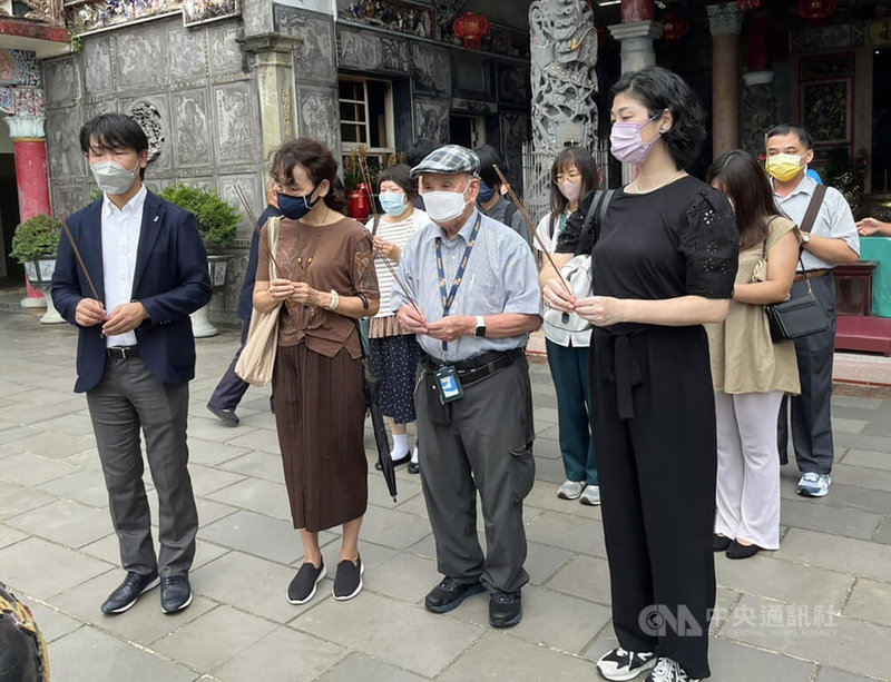 苗栗獅頭山勸化堂輔天宮供奉著日本警官「廣枝音右衛門」祿位，在台日人渡邊崇之（前左） 24日舉辦年度「廣枝音右衛門慰靈祭」，率10多名參加者上山祭祀。中央社記者管瑞平攝  111年9月24日