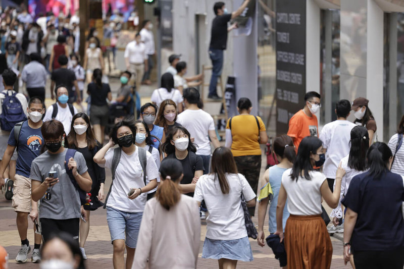 香港入境檢疫鬆綁為「0+3」，有經濟學家24日表示，仍落後於日本及新加坡等地，難以吸引海外旅客來港，並增加港人外遊消費意願，恐損害本土經濟，認為應立即實施「0+0」。（中通社提供）中央社  111年9月24日