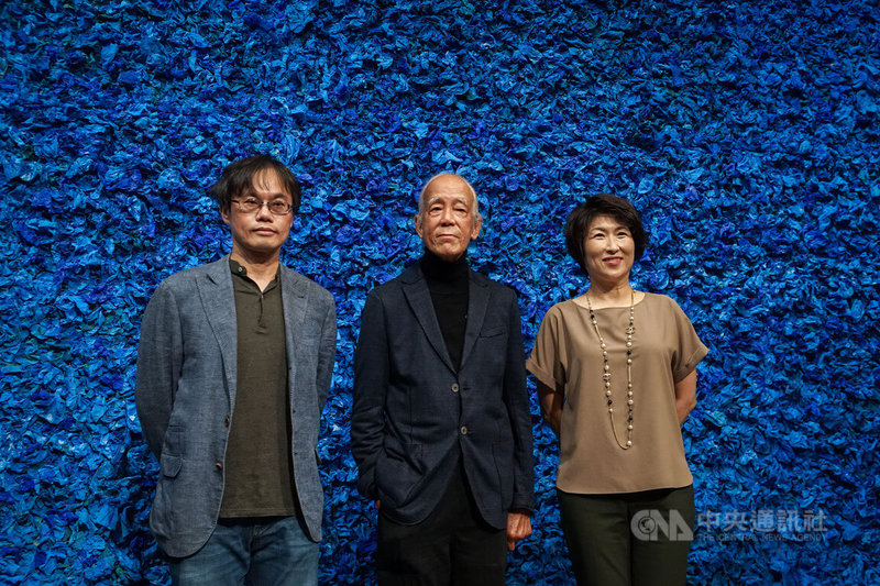 「2022江賢二個展」24日在台東美術館盛大開展,80歲藝術家江賢二(中)、策展人紀嘉華(左)及台東縣長饒慶鈴(右)出席為展出揭幕。中央社記者裴禛攝 111年9月24日