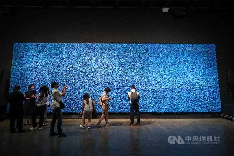 80歲藝術家江賢二定居台東10餘載,24日起在台東美術館推出「2022江賢二個展」,他將每天所見太平洋景色創作為寬11公尺、高4公尺的大型畫作,寬闊湛藍引人入勝。中央社記者裴禛攝 111年9月24日