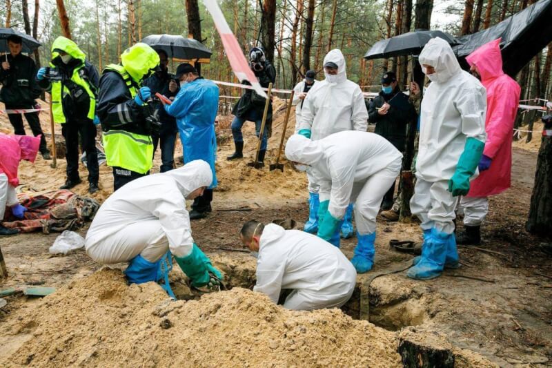 烏克蘭東部哈爾科夫地區官員23日表示，烏國從俄羅斯軍隊手中奪回小鎮伊久姆後，在附近亂葬崗挖掘出447具遺體。（圖取自twitter.com/DefenceU）