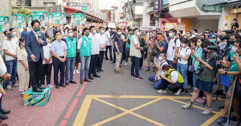 力挺18歲公民權，副總統賴清德（前左）24日在台中市逢甲商圈街頭開講，呼籲大家年底18歲公民權修憲複決案要投下同意票。（蔡其昌競選總部提供）中央社記者郝雪卿傳真  111年9月24日