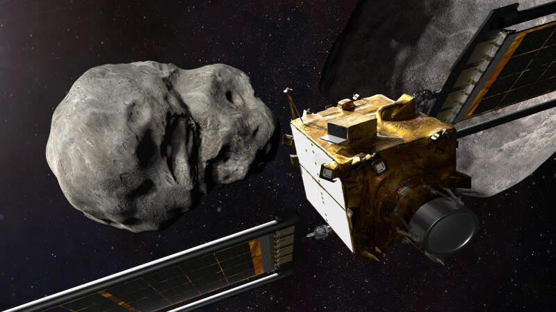 NASA一架太空飛行器將於26日撞擊一顆小行星以微幅改變它的軌道週期，這項測試有助未來建構地球防禦遭星體撞擊。（圖取自twitter.com/NASAhistory）