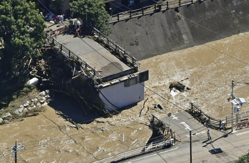 NHK報導，受大雨影響，流經靜岡縣濱松市天龍區的二俣川上，一座橋梁橋面不敵河水暴漲遭沖毀。（共同社）