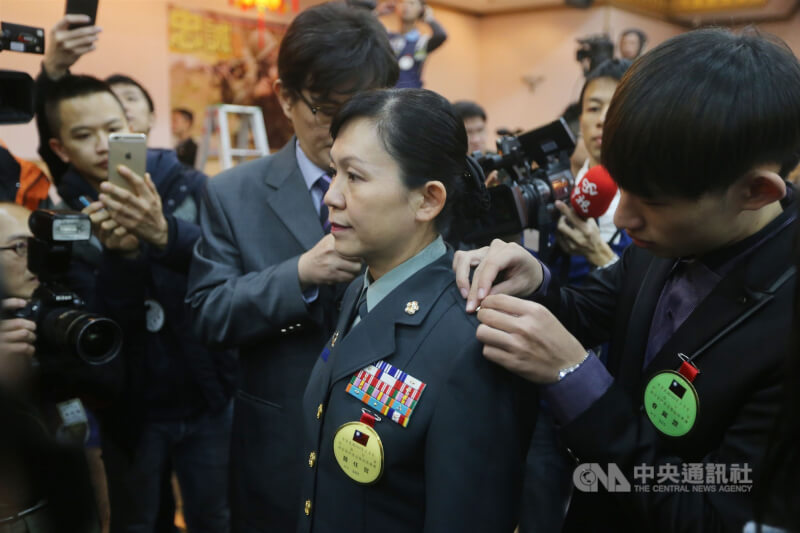 政戰局副局長陳育琳成國軍建軍以來首位女性中將。圖為2014年陳育琳晉升少將，家人幫她換上新的官階。（中央社檔案照片）