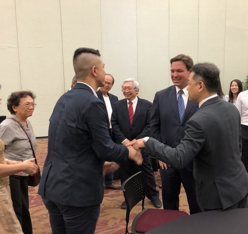 佛羅里達州州長迪尚特（Ron DeSantis，右2）簽署行政命令，禁止佛州公部門向中國等威權國家採購可能帶來資安威脅的技術、產品與服務。台灣官員美東時間22日受邀出席見證，迪尚特和台灣官員寒暄。（駐邁阿密辦事處提供）中央社記者江今葉華盛頓傳真 111年9月24日