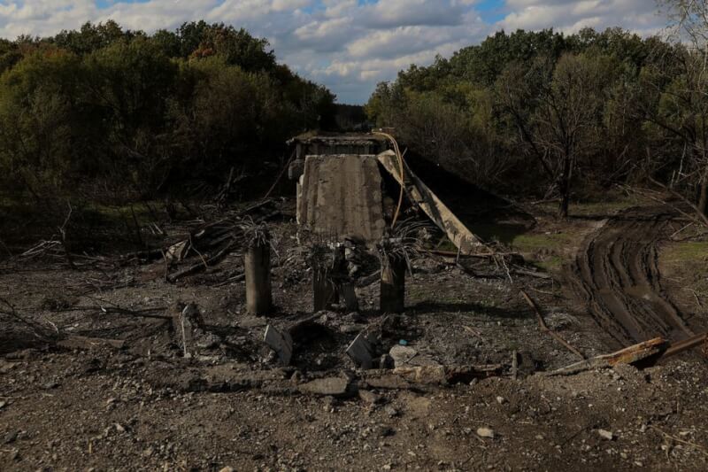 英國軍方指出，俄軍本週動用短程彈道飛彈攻擊烏克蘭東北部一座水壩。圖為烏克蘭東北部城市巴拉克利亞被俄軍摧毀的橋梁。（路透社）