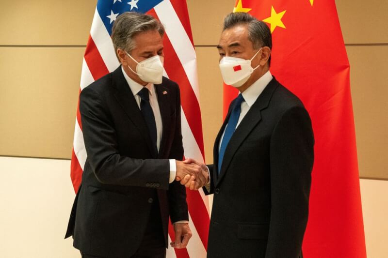 美國國務卿布林肯（左）23日與中國國務委員兼外交部長王毅會晤。（路透社）