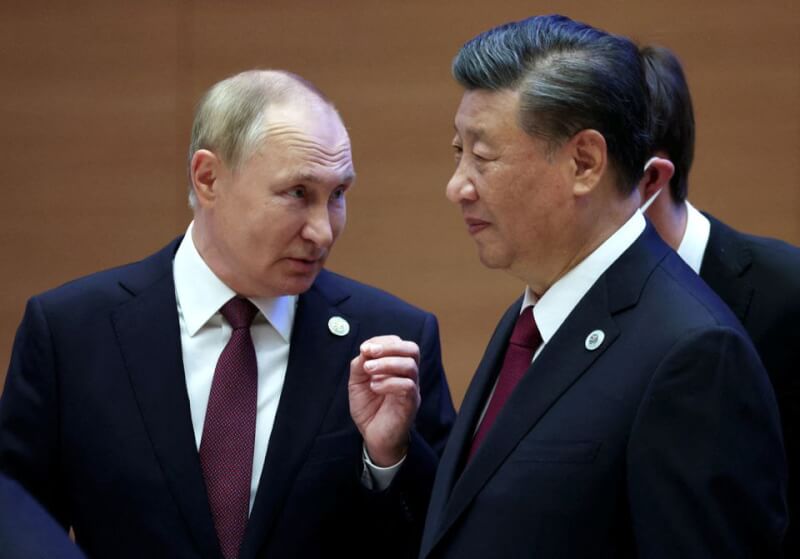 烏克蘭總統澤倫斯基23日表示，中國在俄羅斯侵略烏克蘭一事的立場「模稜兩可」。圖為俄羅斯總統蒲亭（左）與中國國家主席習近平（前右）16日在烏茲別克舉行的上海合作組織高峰會前交談。（Sputnik/Sergey Bobylev/Pool via 路透社）