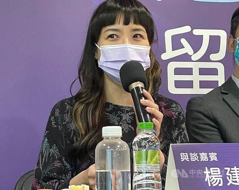 中華港澳之友協會24日在台北舉辦「2022港澳移民留台就業創業」座談會，探討港澳移民在台就業或創業的相關規範、注意事項與優勢。旅台投資創業的港人楊建琳在會中分享來台創業1年多的觀察以及建議。中央社記者吳柏緯攝  111年9月24日