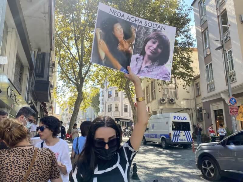 旅土耳其伊朗人21日前往伊朗駐伊斯坦堡總領事館前抗議艾米尼之死，其中一人高舉已逝女學生阿格哈．索妲的照片。阿格哈．索妲於2009年選後動亂中遭槍殺，如今成為示威民眾爭取自由的有力象徵。中央社記者鍾佑貞伊斯坦堡攝 111年9月25日