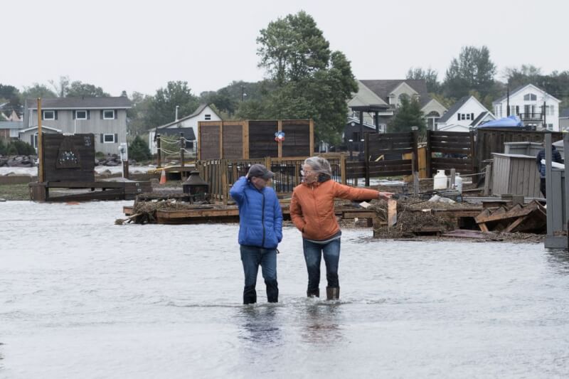 強烈風暴菲奧娜24日肆虐加拿大東部，圖為居民站立於淹水街道上。（路透社）