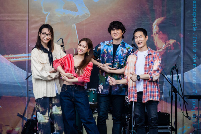 懷孕5個月的藝人吳姍儒（左2）25日特別為樂團宇宙人簽唱會站台，一起擺出「好孕」姿勢合影。（相信音樂提供）中央社記者葉冠吟傳真  111年9月25日