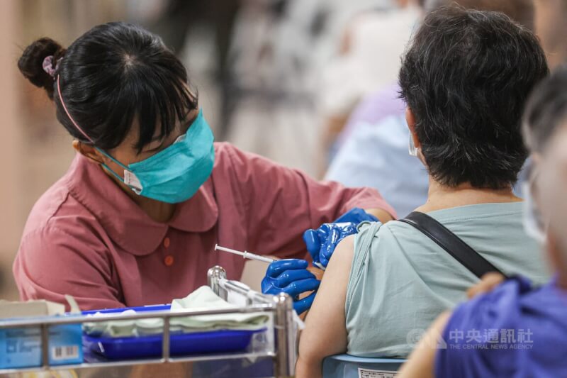 圖為民眾前往台北市立聯合醫院中興院區接種莫德納次世代疫苗。（中央社檔案照片）