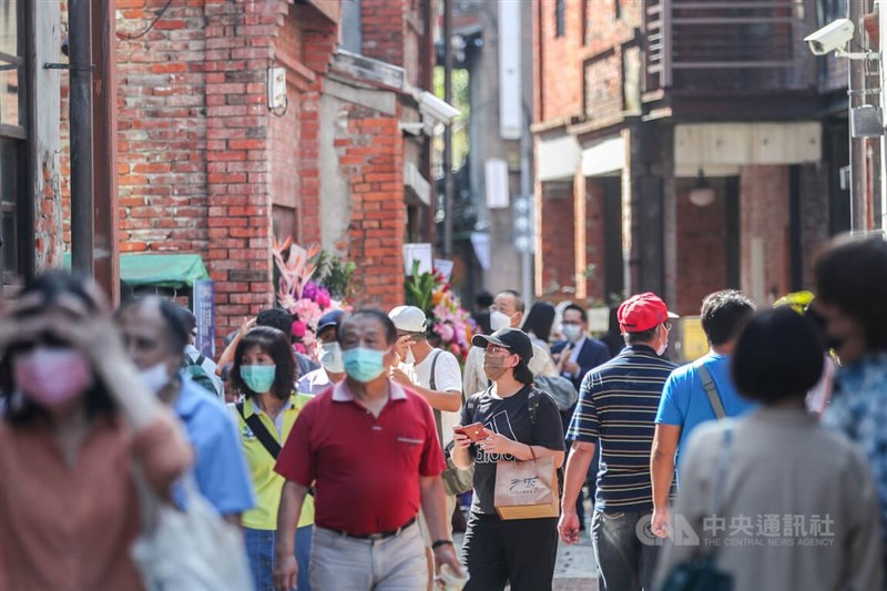 圖為台北萬華剝皮寮歷史街區參觀民眾都戴好口罩。（中央社檔案照片）