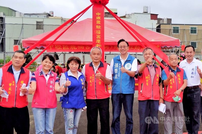 國民黨桃園市長參選人張善政（右4）25日出席中壢區龍福宮遷建工程動土典禮，他會後接受媒體訪問表示，借用中壢區桃園市議員參選人謝克洋所說的話，民進黨桃園市長參選人鄭運鵬不是桃園市長鄭文燦2.0，是鄭文燦0.2。中央社記者吳睿騏桃園攝  111年9月25日