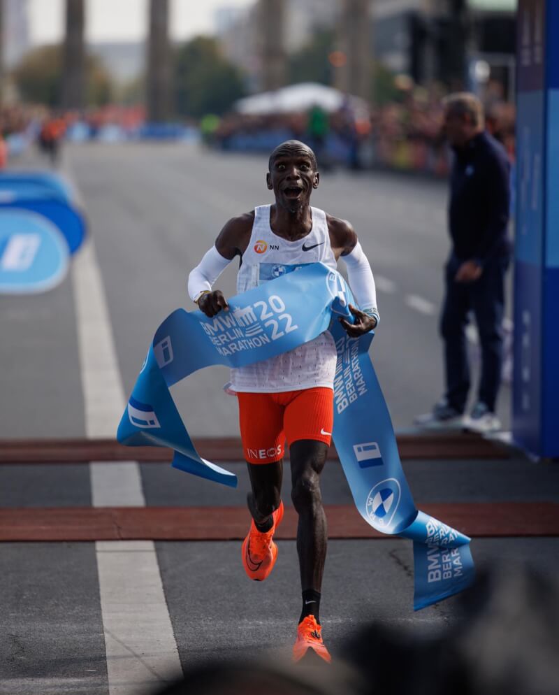 肯亞長跑好手基普柯吉25日在柏林馬拉松大賽以2小時1分9秒奪冠，同時刷新世界紀錄。（圖取自twitter.com/EliudKipchoge）