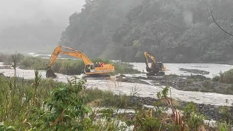 宜蘭縣大同鄉清水地熱旁溪水暴漲，17車43人25日上午受困對岸沙洲，搜救人員決定以怪手將受困人員接駁上岸，下午3時許展開第1波載運受困人員渡溪。（讀者提供） 中央社記者王朝鈺傳真111年9月25日