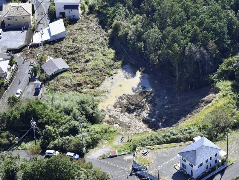 颱風塔拉斯為日本靜岡縣帶來破紀錄大雨釀災，已知造成2死1失聯、近2500棟建築物泡水。（共同社）
