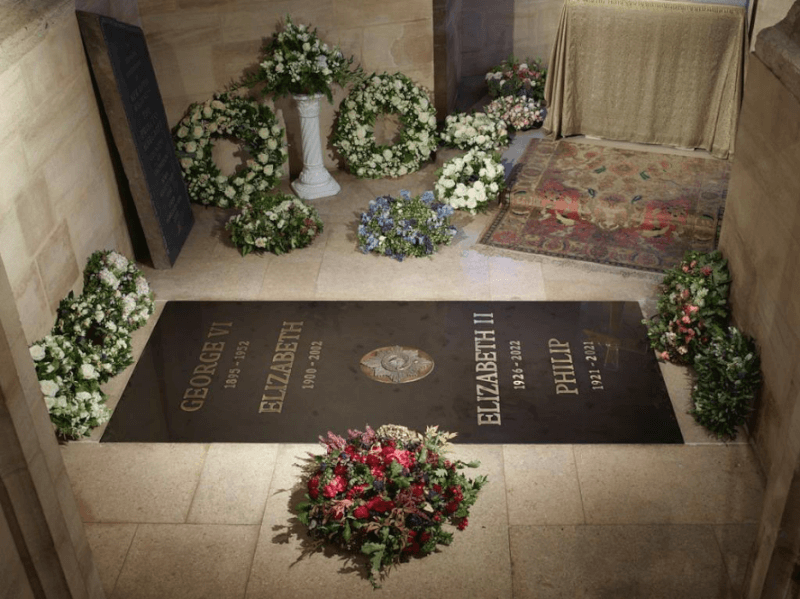 英國女王伊麗莎白二世長眠於喬治六世紀念禮拜堂。圖為女王的墓碑。（圖取自instagram.com/theroyalfamily）