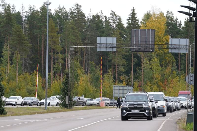 芬蘭政府宣布9月30日關閉邊境，拒絕俄羅斯遊客入境。圖為俄羅斯車輛23日湧入芬蘭。（路透社）