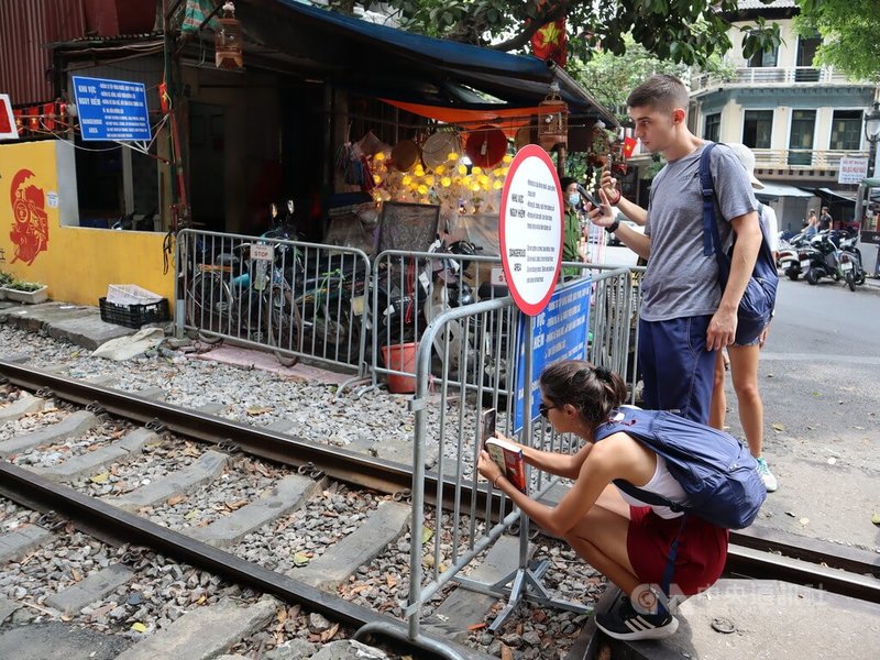 河內市出於安全考量封鎖火車街逾一周，卻仍有大批國際旅客前來朝聖，但他們現在只能在鐵柵欄外拍照。中央社記者陳家倫河內攝  111年9月26日